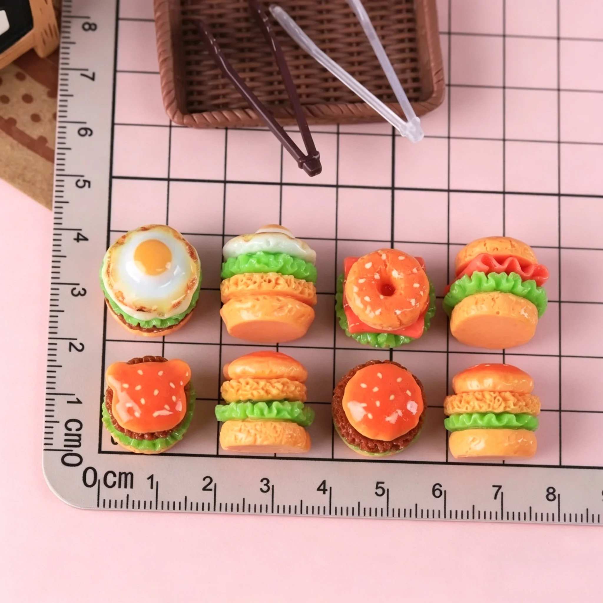 10 Stück Realistische Mini-Burger Harz-Anhänger - Simulierte Miniatur-Hamburger-Modelle für Puppenhaus-Küche & DIY-Bastelarbeiten – Detail 1