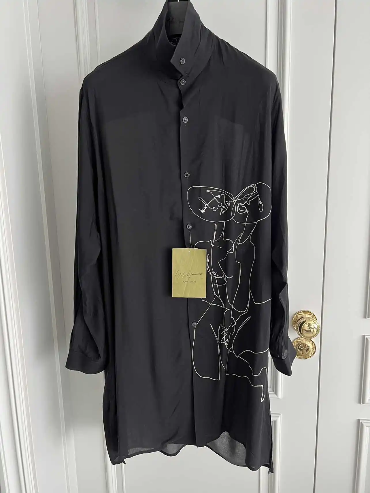 

Оригинальный дизайн TOP-YAMAMOTO включает черную рубашку с принтом, длинную рубашку из чистого хлопка и темную длинную рубашку.