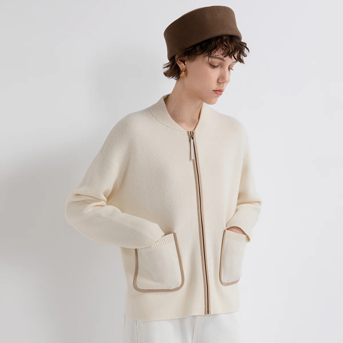 TH862110 Women's Round Neck Zip Up Knit Jacket Wool Cashmere Blend Sheepskin Trim Zip Patch Pocket Ribbed Collar LP Old Money