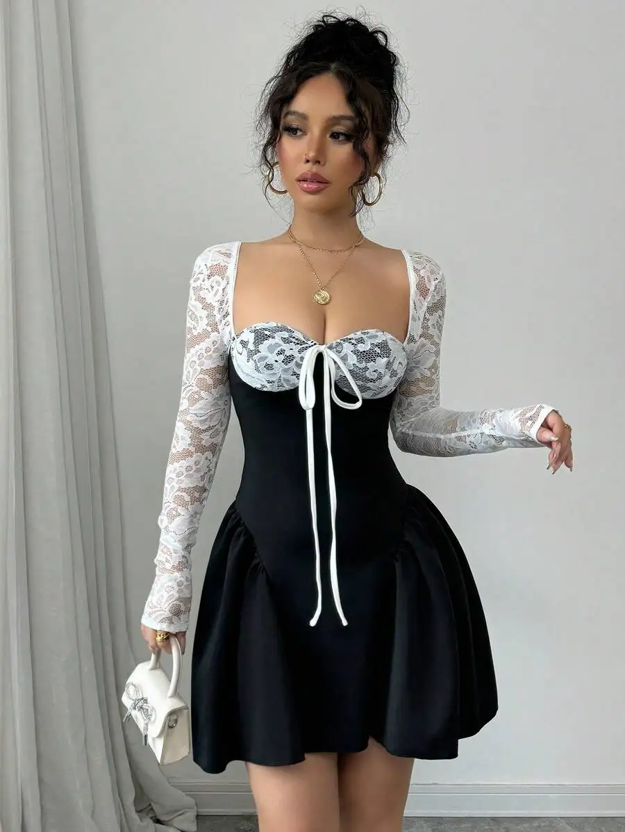 

Черное мини-платье с длинными рукавами из белого кружева, корсетным верхом, вырезом в форме сердца и расклешенной юбкой.