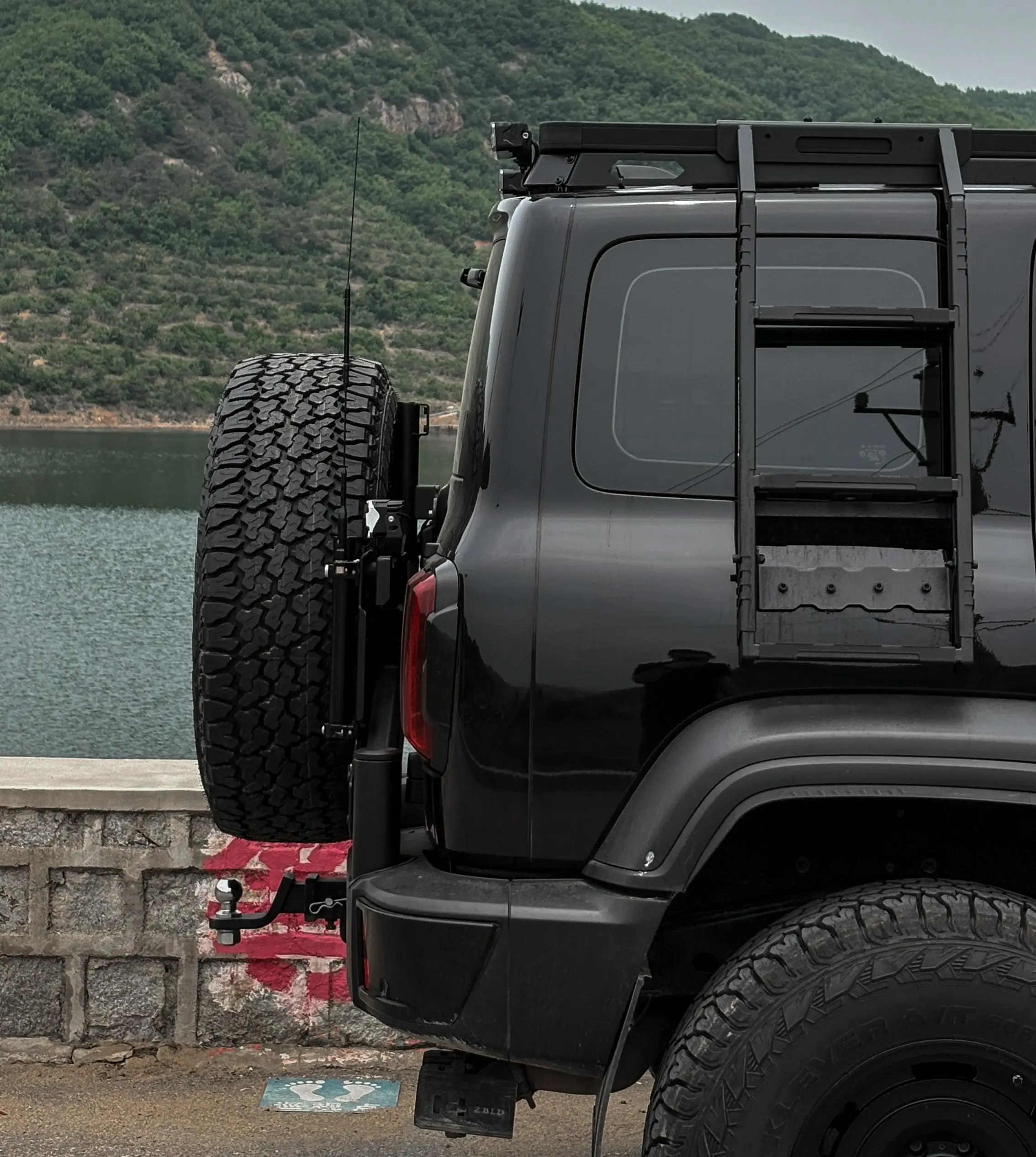 

Offroad Stainless Steel Logo Customization Roof Top Rack Mounting Side Ladder Vehicle Side Ladder for 300