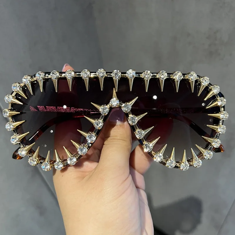 

Fashionable Oversized Punk Diamonds Alloy Stylish Rivet Studded Frame Sunglasses Hiphop Men Women Sun Shade Street Party Eyewear