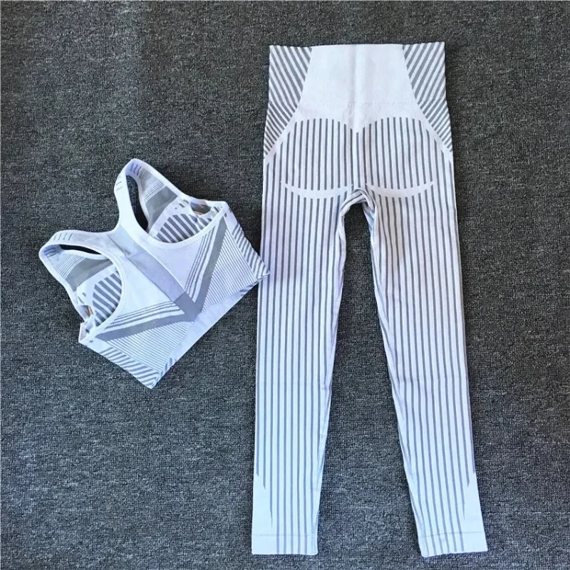 2024 Pad Stripe Seamless Yoga Set Women Fitness Clothing Sportswear Gym Leggings Push up Strappy Sports Bra 2-częściowe garnitury sportowe