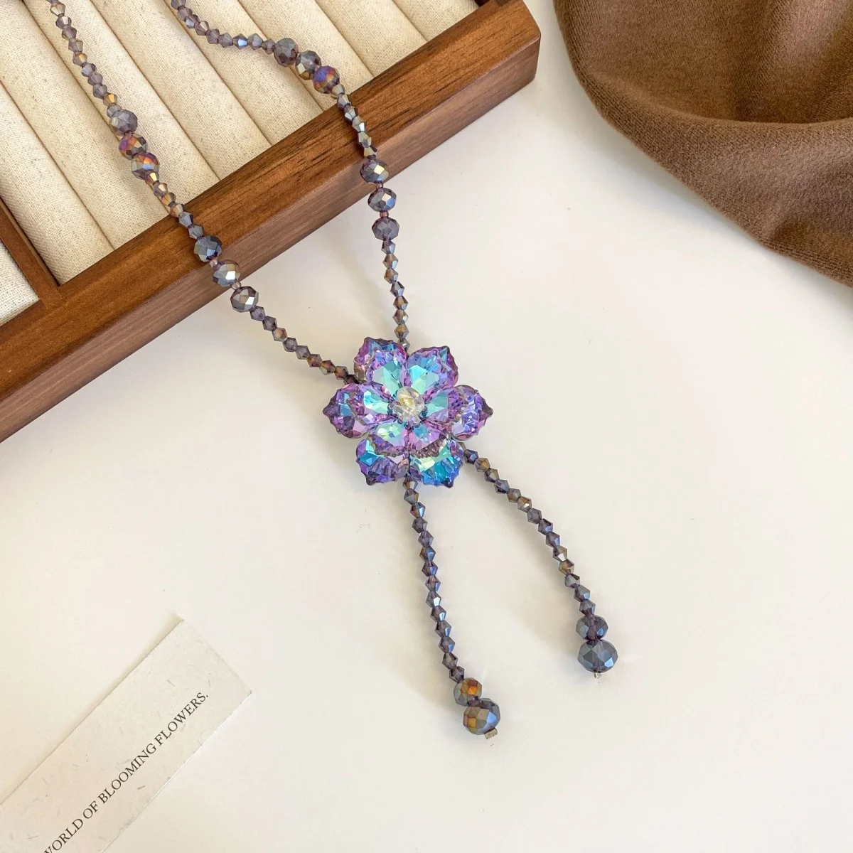 Glänzende lila Kristallblumen-Pulloverkette für Damen und Herren, Vintage-Halskette mit Kordelzug, Perlen, Y-förmiger Quasten-Blumen-Choker-Schmuck – Detail 22