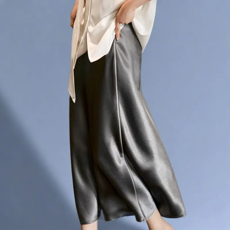 British Style Pleated Flowing Satin Fishtail Skirt with a Large Hem, Hip-Hugging, High-Waisted, Slimming, Long, High-End Black Glossy Polyester Long Skirt