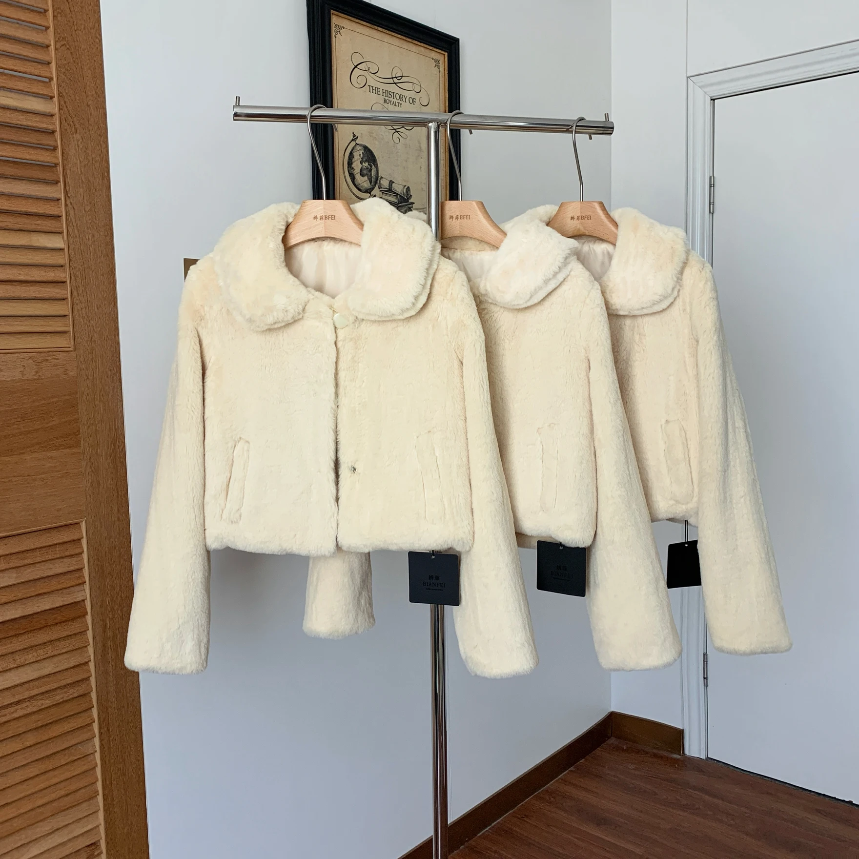 Chaqueta suave de piel sintética de visón para mujer, ropa de calle elegante con cuello vuelto, prendas de vestir cortas holgadas y peludas de imitación, Otoño e Invierno