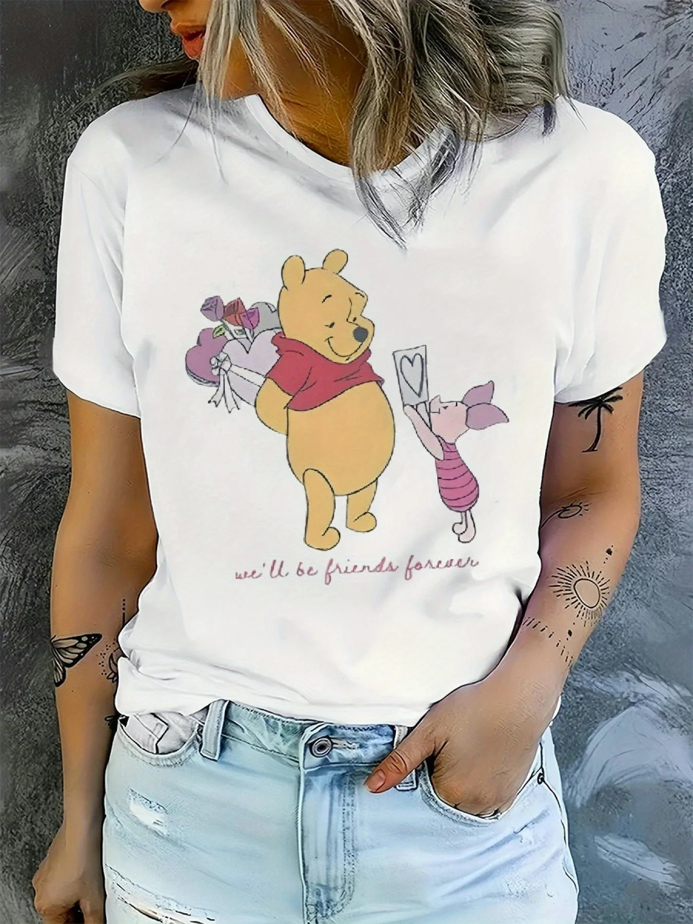 قطعة واحدة من تي شيرت Winnie The Pooh & Piglet Friendship Graphic - تي شيرت نسائي قصير الأكمام برقبة دائرية، ملابس صيفية لطيفة غير رسمية مع