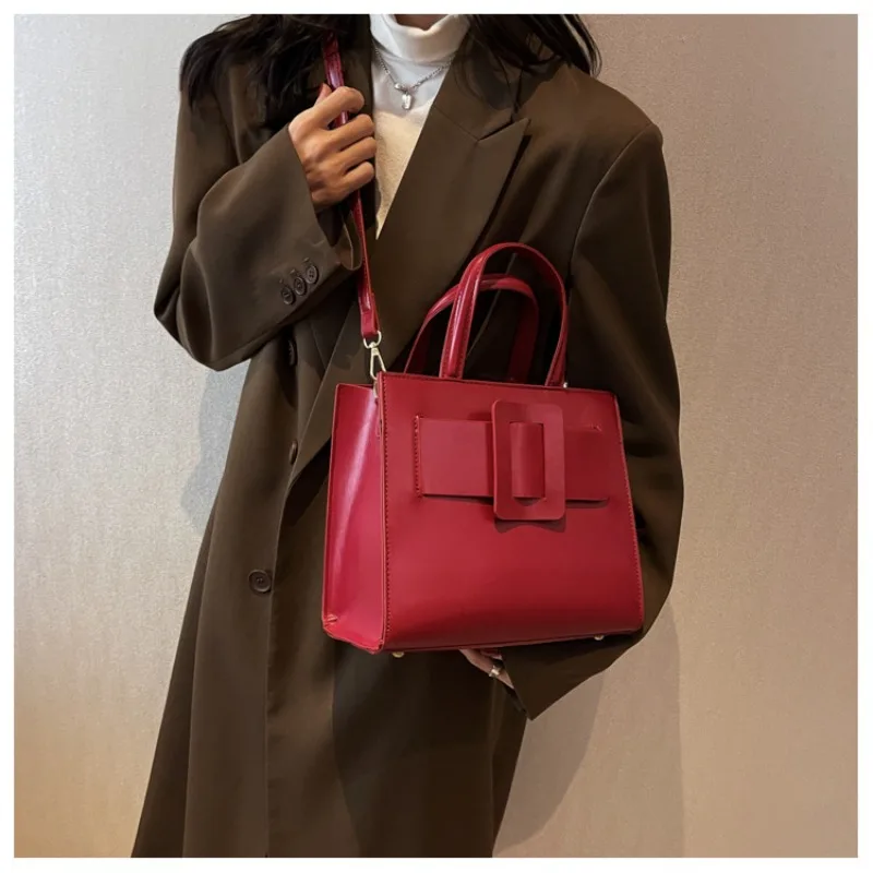 

2024 Простая маленькая квадратная сумка, женская высококачественная сумка-мессенджер, большая вместительная повседневная сумка на плечо, модная женская сумка для пригородных поездок