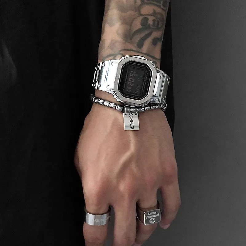 Version coréenne de montre pour hommes tendance et à la mode, petite montre électronique carrée avec bracelet en acier dominateur, nouveaux modèles hip-hop