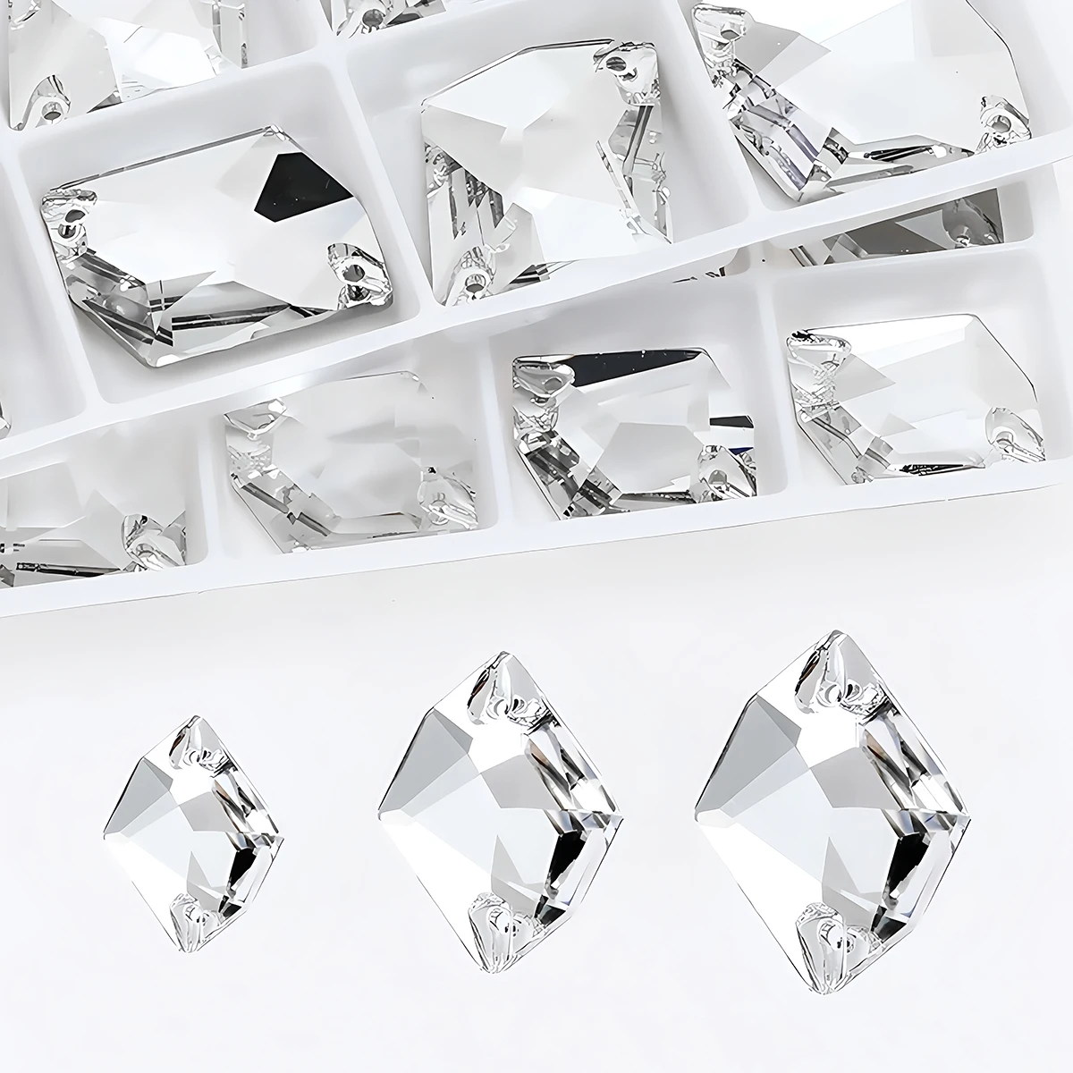 Cosmic Strasssteine zum Aufnähen, Kristallglas, flache Rückseite mit zwei Löchern, für Hochzeitskleidung, Ornamente, Kleidung, Taschen, Schuhe – Detail 5