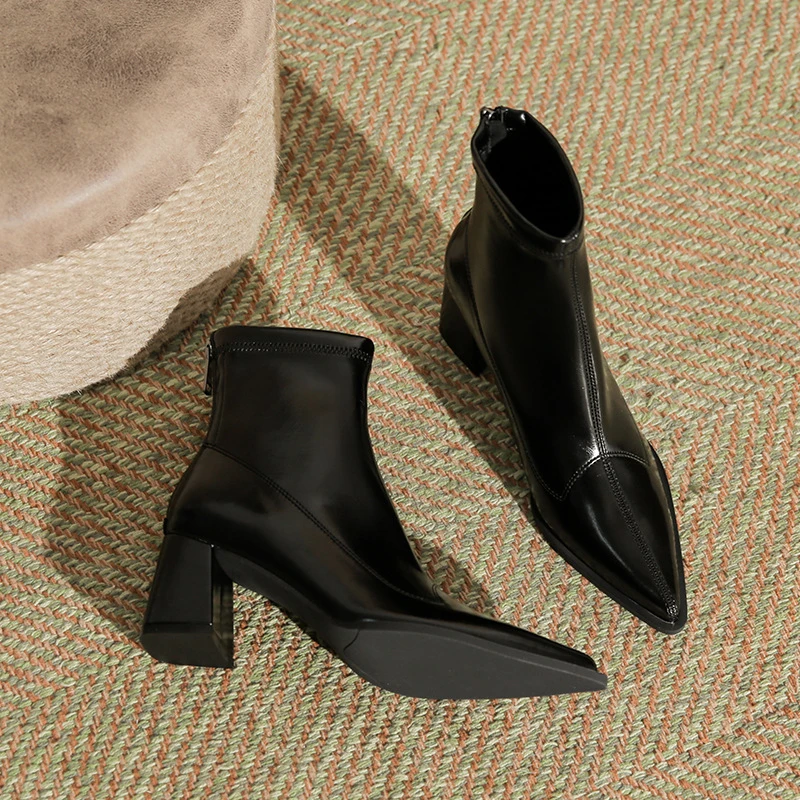 

Women's autumn and winter mid-calf boots with fleece lining, patent leather surface, back zipper, stitched design, fashion