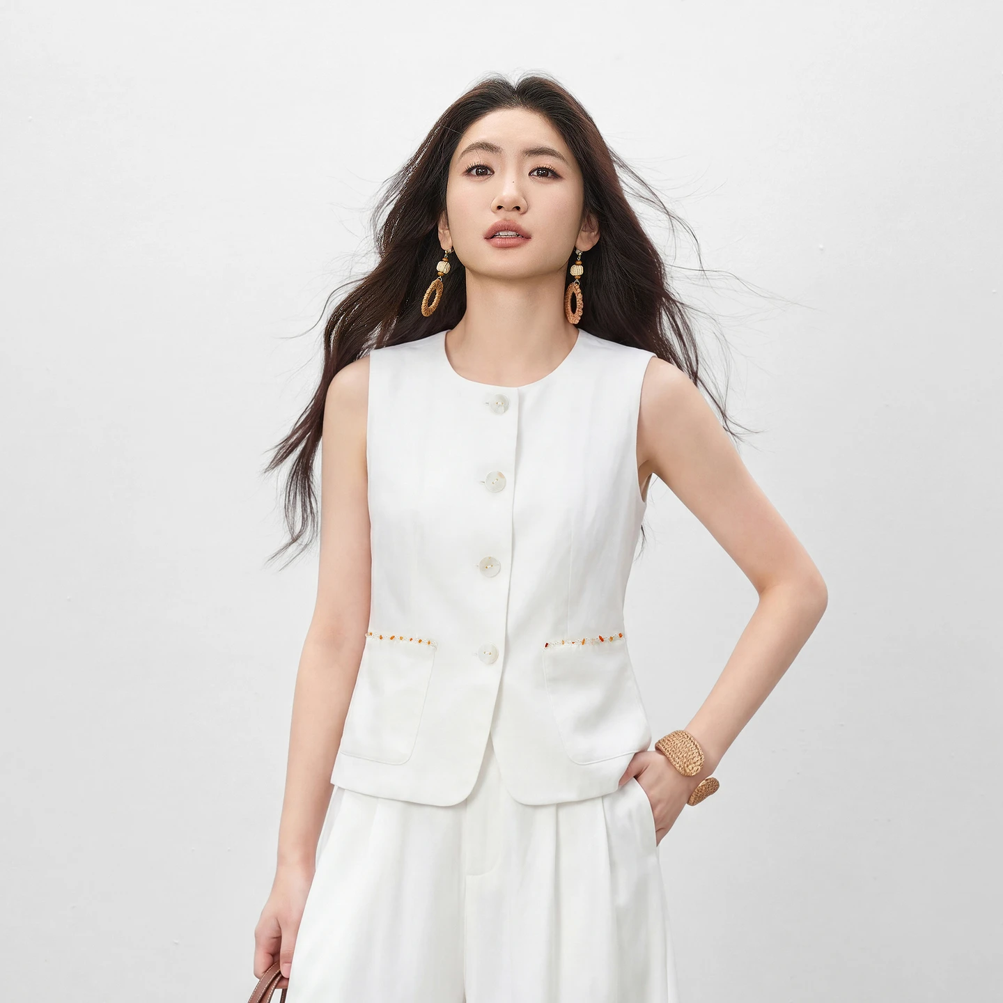 SENTUBILA Women's White Vest Blazer 2026 Summer Round Neck Slim Thin Simple Versatile Top Ladies Commute Outfit Q62JA7390