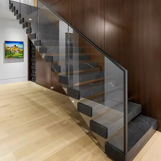 Personalizzazione Scale moderne in granito dritto in acciaio per interni Design gradino in marmo di fascia alta con ringhiera in vetro super bianco