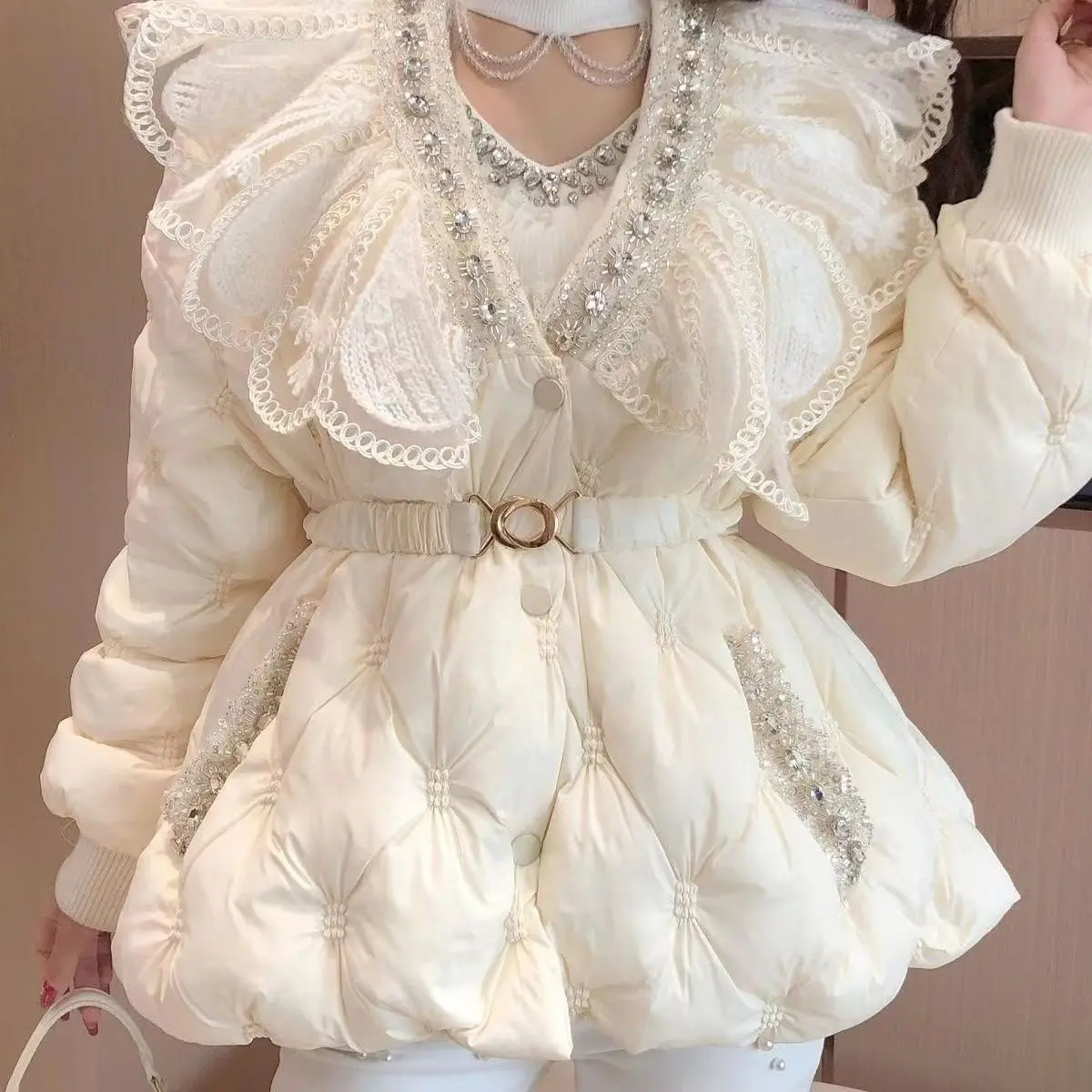 

Новая зимняя женская куртка в корейском стиле с кружевным воротником, стразами и утягивающим эффектом на талии, утепленная белым пухом и хлопком