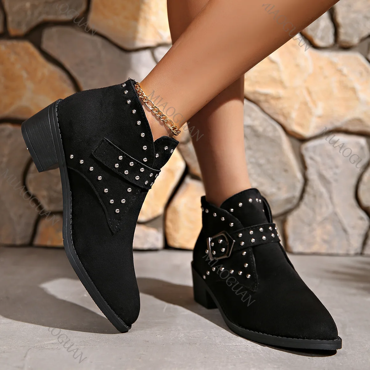 Dames motorlaarzen, suède, punkstijl met studs, spitse neus, riemgesp, dikke hak_voghion.com
