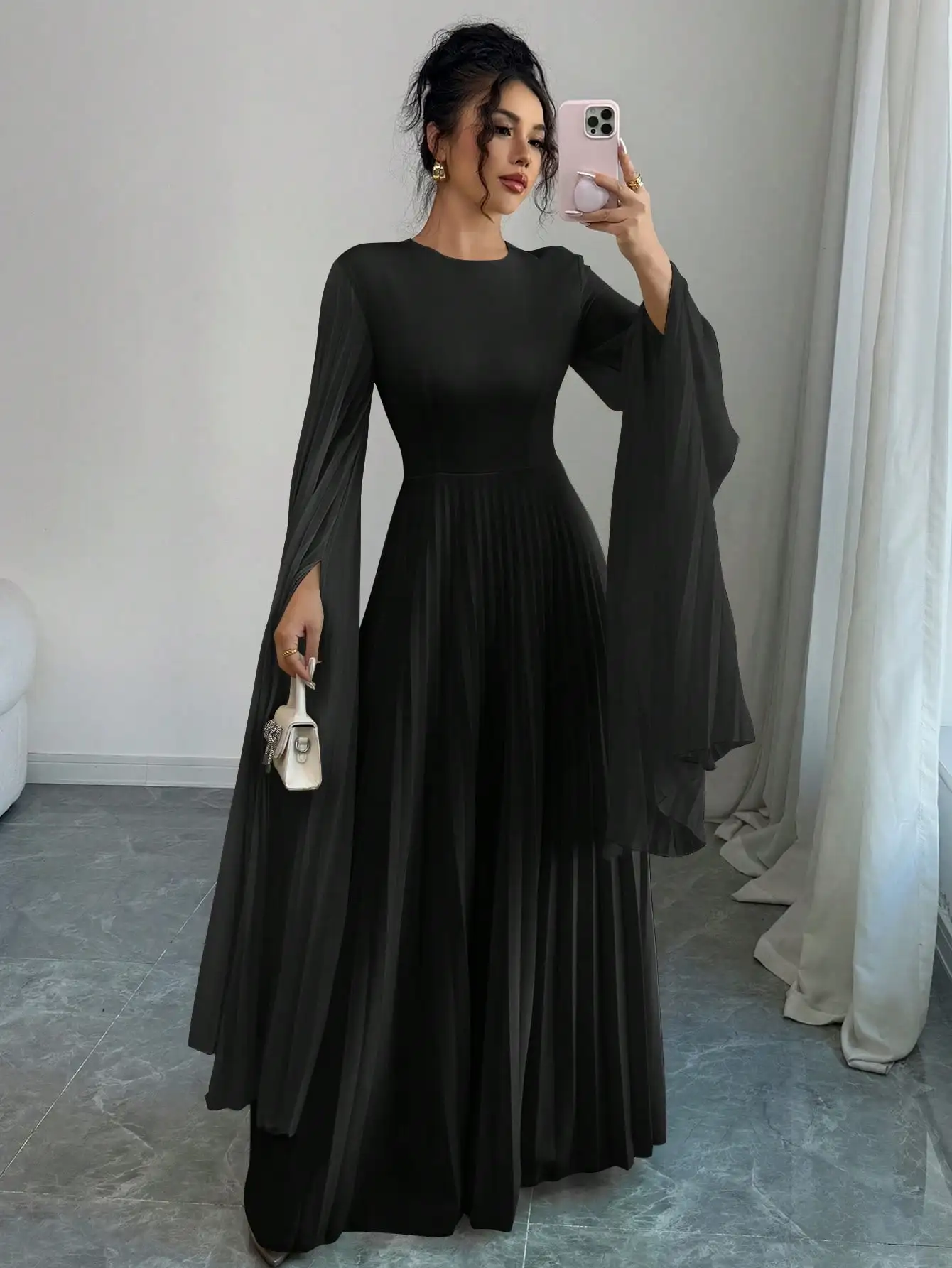 

Черное плиссированное макси-платье А-силуэта с круглым вырезом и рукавами-колокол