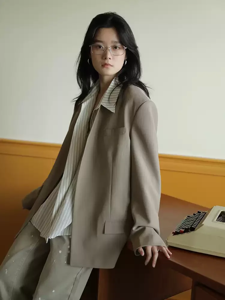 

Весенняя коллекция: Женское приталенное джинсовое пальто, кожаная куртка, свитшот, базовая рубашка, прямые брюки, удлиненные рукава, средняя длина