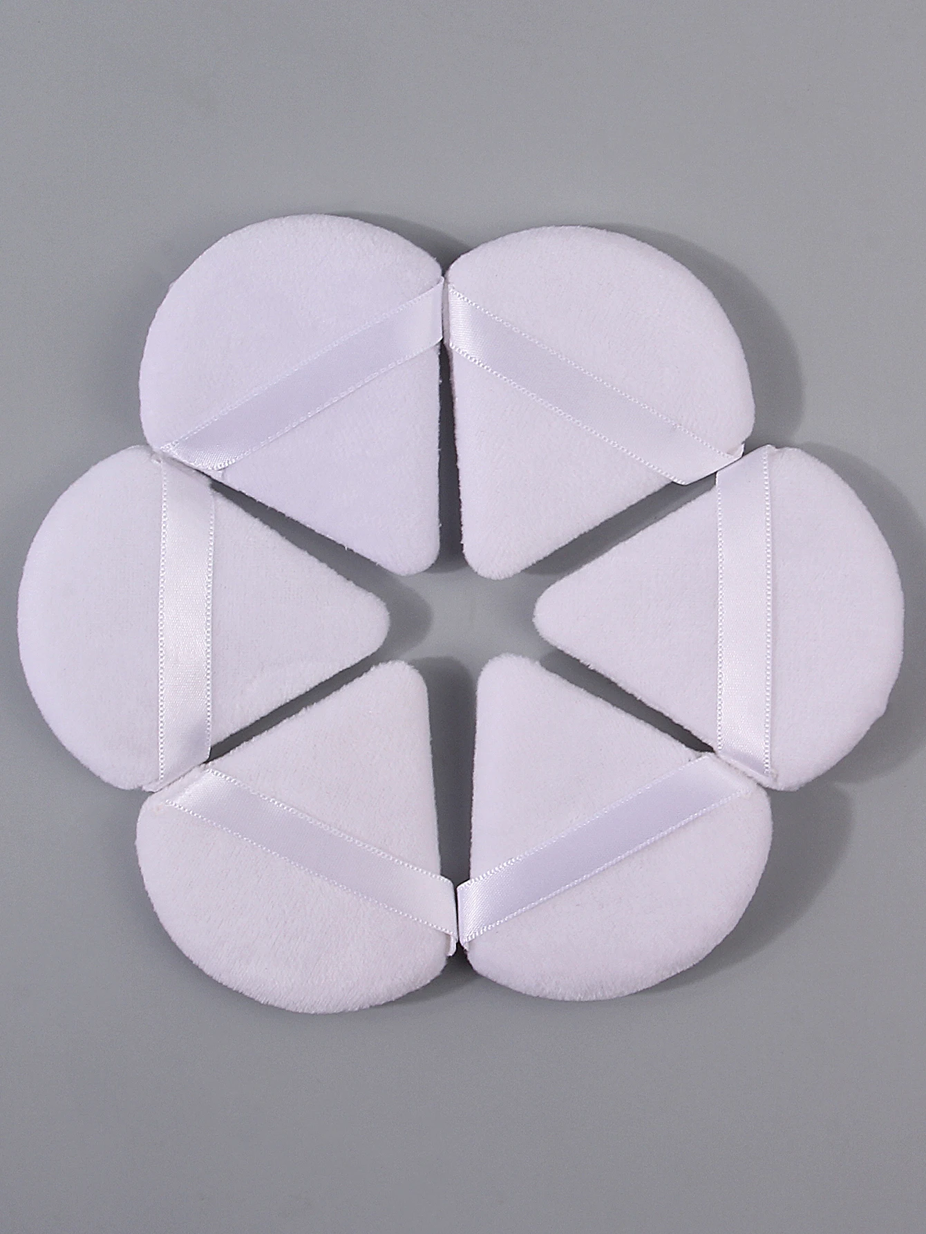 6 قطع من منتفخة البودرة البيضاء فائقة النعومة على شكل مروحة، منتفخة مسحوق مثلثة، إسفنجة مكياج محمولة جافة ورطبة مزدوجة الأغراض