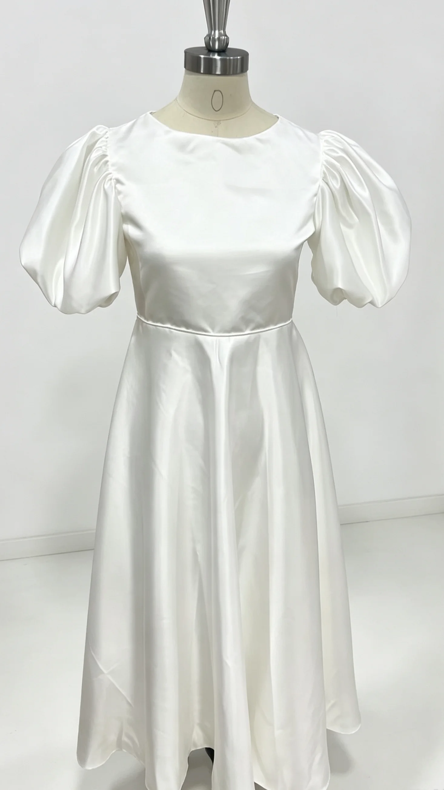 Elegantes weißes Satinkleid mit Rundhalsausschnitt und langen Puffärmeln für Blumenmädchen, Kinder, Sakrament, Geburtstag, Brautjungfernkleid, individuell anpassbar – Detail 13