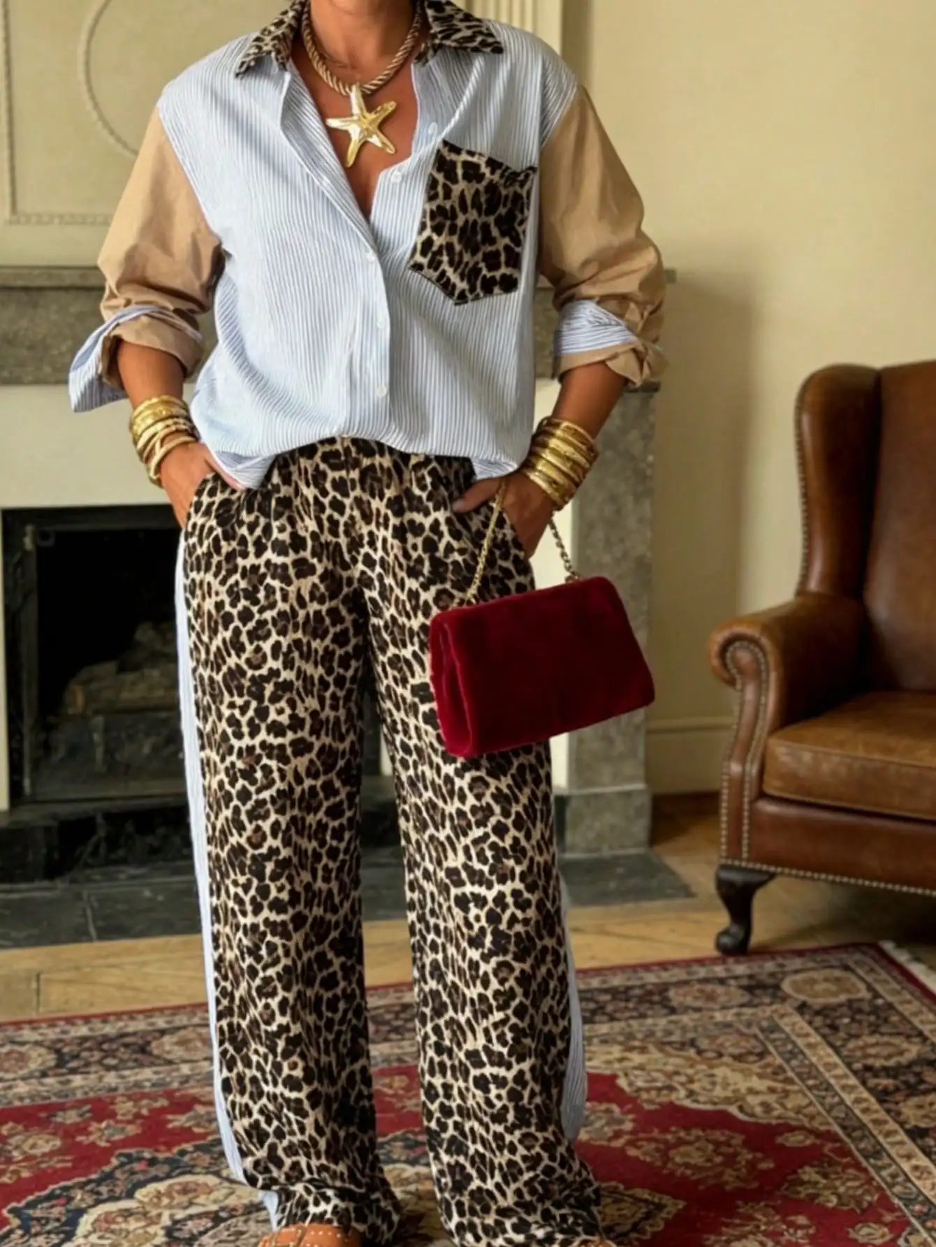 Set da donna in due pezzi larghi con giunture leopardate e strisce blu con top con risvolto e pantaloni a gamba larga, outfit casual autunno inverno