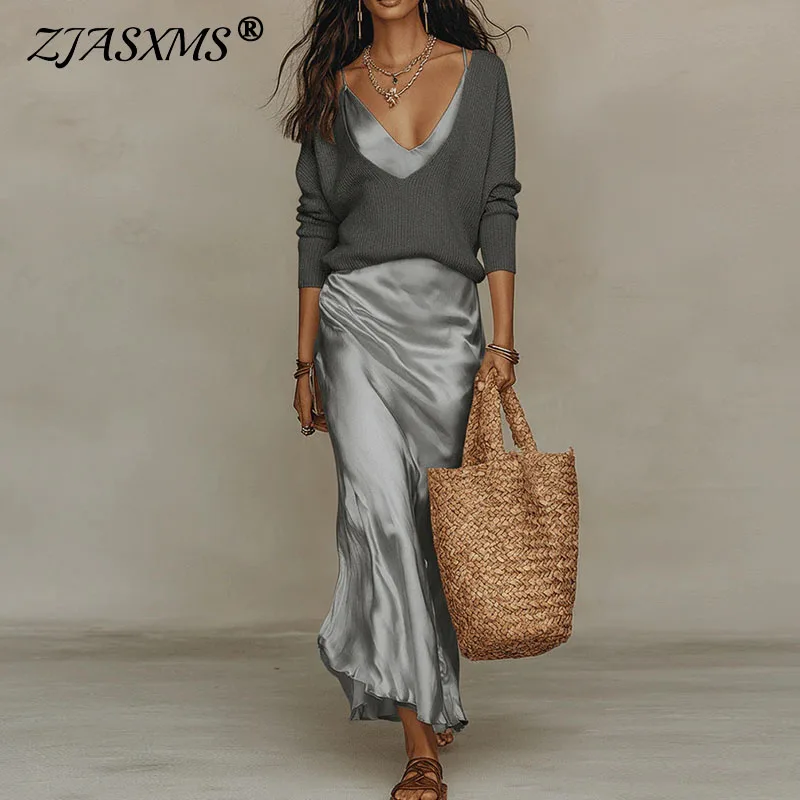 

Весенний комплект: свободный свитер с длинным рукавом и элегантное атласное платье с V-образным вырезом. Летний повседневный облегающий костюм для отпуска и пляжа.