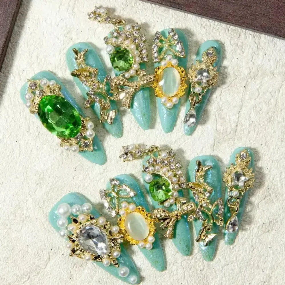 

Красивые накладные ногти в стиле Беверли-Хиллз: изумрудный и бриллиантовый маникюр с золотыми акцентами, высококачественные полимерные ногти для женщин.