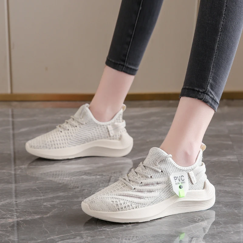 Women's Pink Mesh Sports Shoes Are Breathable and Comfortable, with A Flexible and Cushioned Sole That Is Perfect for Running