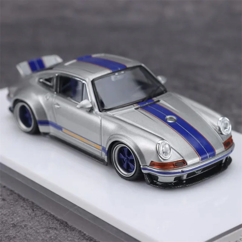 

(Предзаказ) Коллекционная модель автомобиля Singer Coupe / DLS Silver Blue Stripe в масштабе 1:64, лимитированная серия 399 экземпляров, литая под давлением.