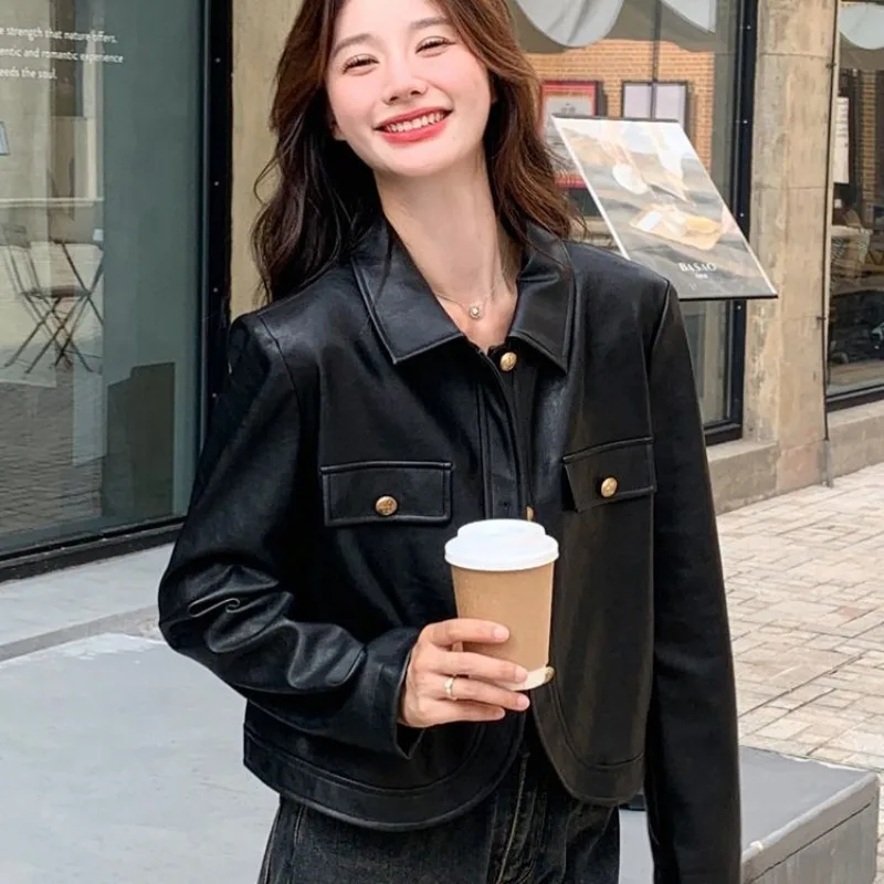 แจ็คเก็ตหนังสีดำสุดหรูสำหรับผู้หญิง กระดุมโลหะ แจ็คเก็ตหนัง PU สั้น แขนยาว เสื้อโค้ทเนื้อนุ่ม สไตล์วินเทจ สำหรับฤดูใบไม้ผลิและฤดูใบไม้ร่วง แฟชั่นทันสมัย
