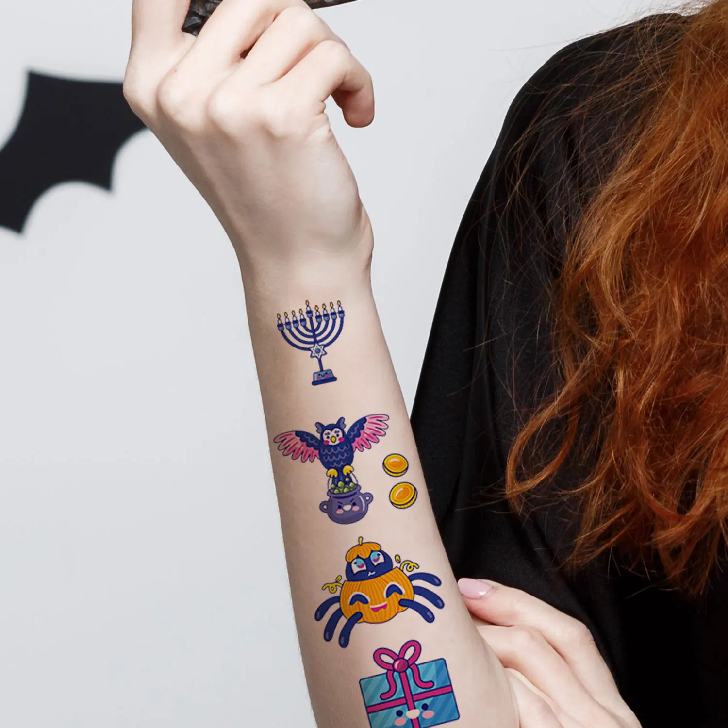 10 أوراق من ملصقات الوشم المؤقت تتميز بـ 110 تصميمًا كرتونيًا لقرع الهالوين والعناكب والخفافيش والزومبي ومصاصي الدماء