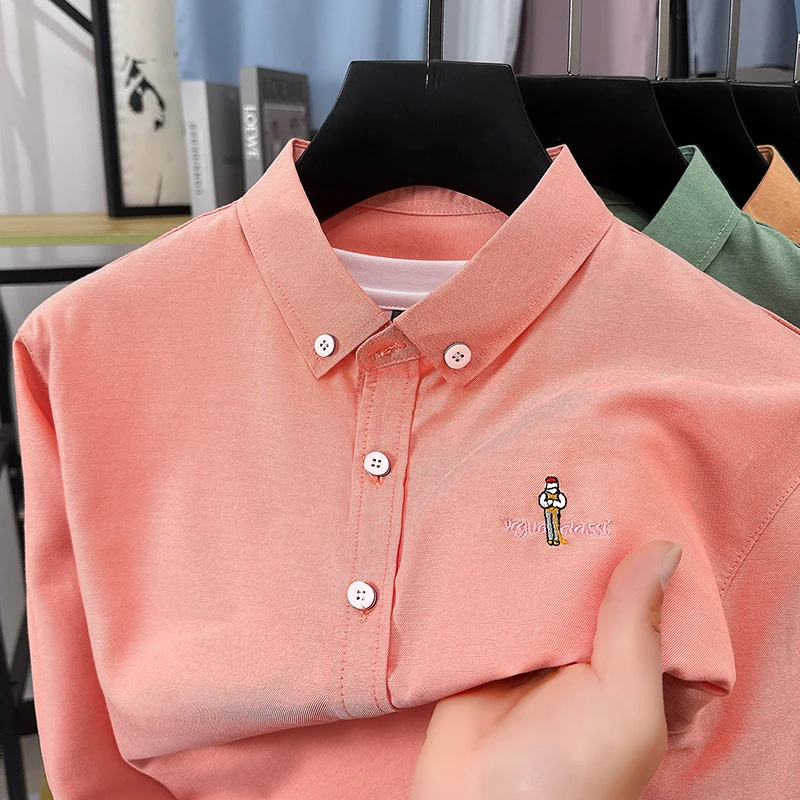 Camicia a maniche lunghe da uomo di moda leggera e di lusso, ricamo di cartoni animati di marca, top con risvolto da golf casual in tinta unita business di alta qualità