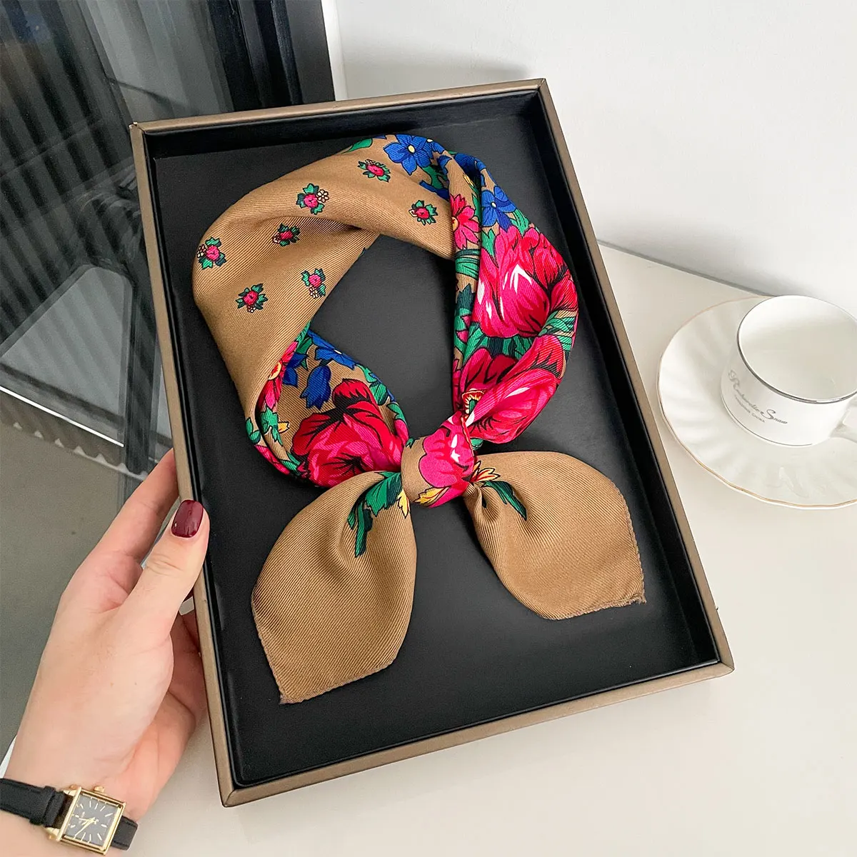 2025 Neueste 70 cm Baumwolle Blumendruck Frauen Bandanas Quadratischer Schal Mädchen Stirnband Zubehör Taschentuch Halstuch Haarschal – Detail 18