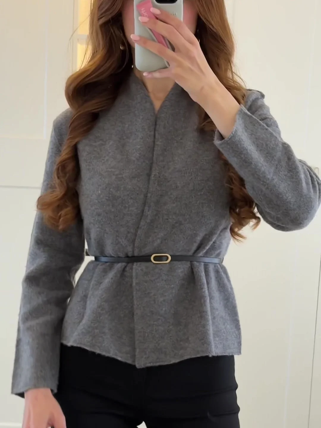 

Свободный вязаный кардиган средней длины в непринужденном стиле, новый осенний стиль, однотонное женское пальто с длинными рукавами и V-образным вырезом.