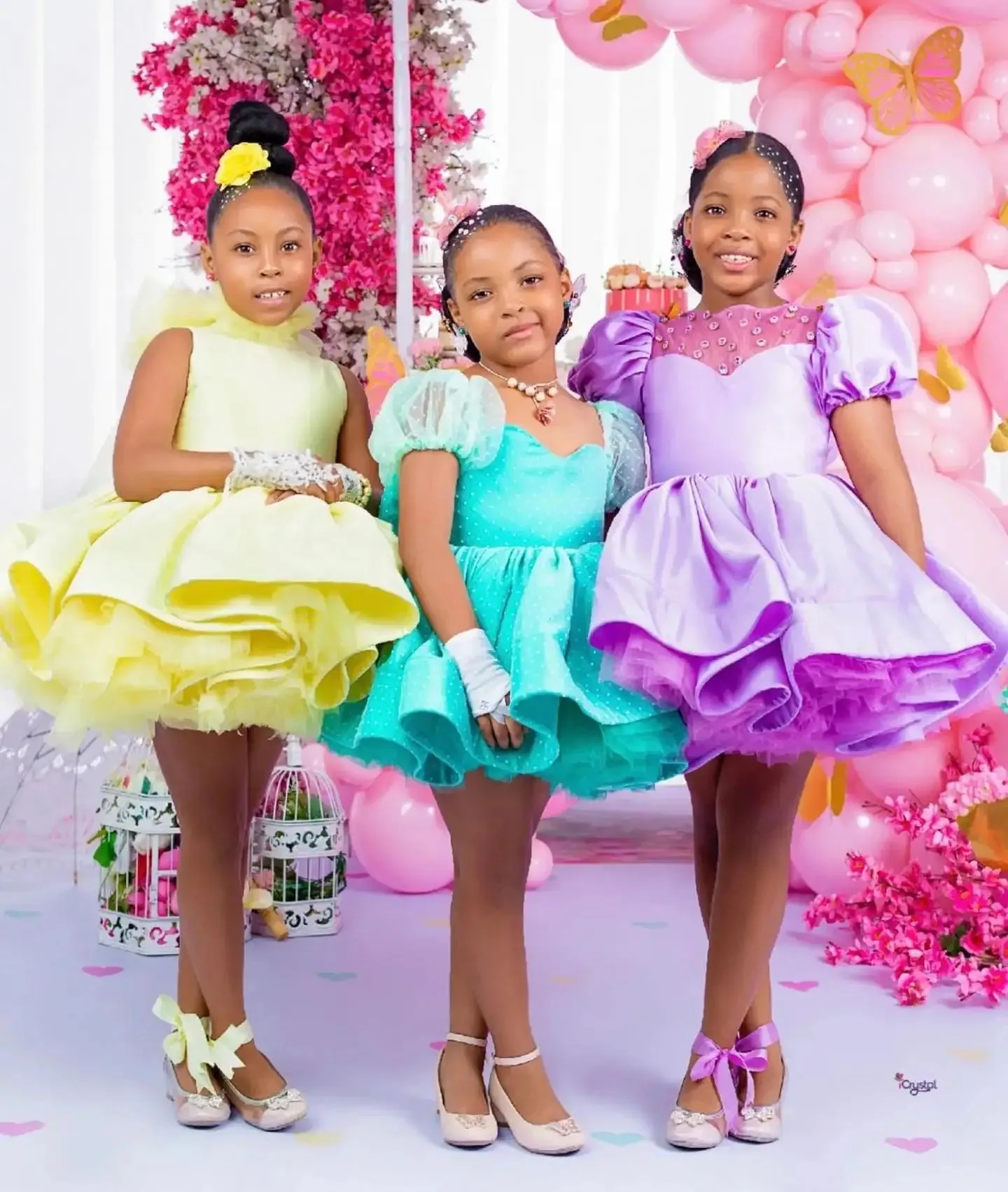 فساتين فتاة الزهور الأرجوانية لحفلات الزفاف مع فيونكة بطول الركبة، فستان عيد ميلاد للفتيات لالتقاط الصور، فستان التواصل الأول حسب الطلب