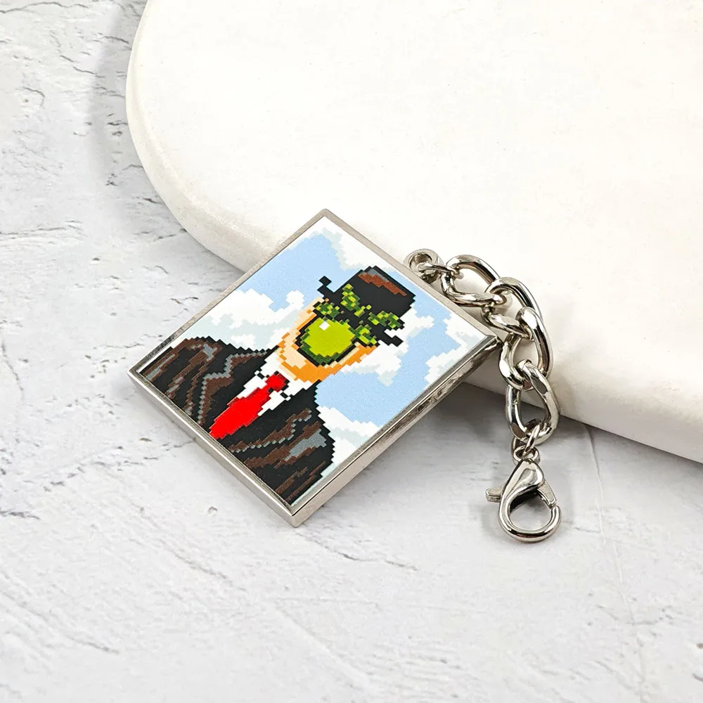 Pixel-Art „Der Menschensohn“ Schlüsselanhänger, Magritte Ölgemälde Anhänger, Metall-Schlüsselring, Retro-Surrealismus Kunst-Abzeichen, Rucksack-Ornament, Geschenk – Detail 7