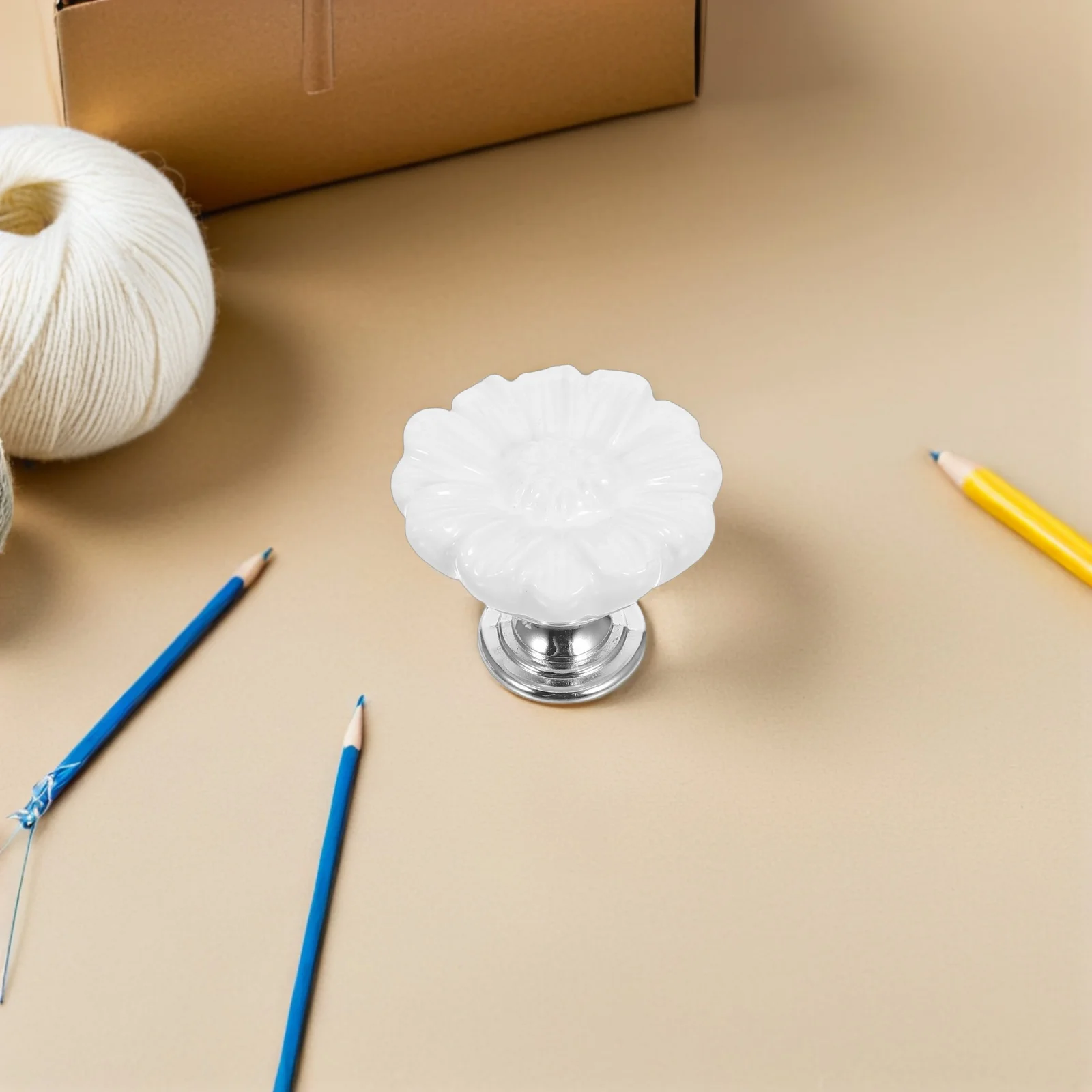 

6pcs Vintage Ceramic Drawer Knobs Daisy Pattern Cabinet Handles Retro Dresser Pulls White Furniture Hardware for Dressers