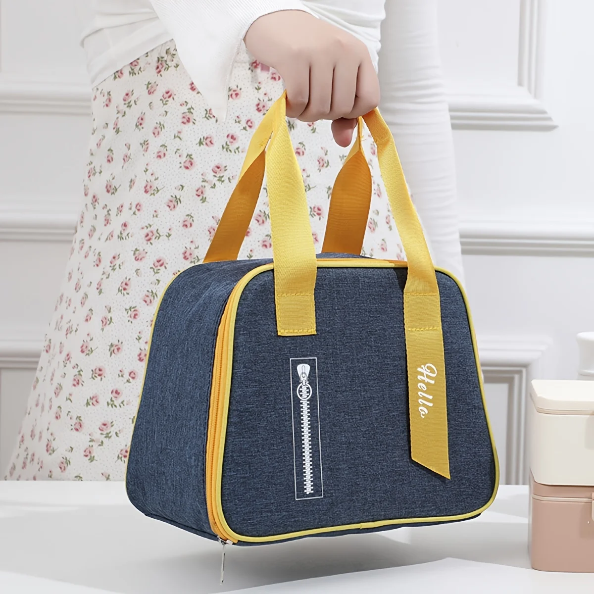 A lunch box, insulated bag, portable lunch box bag, student lunch box bag