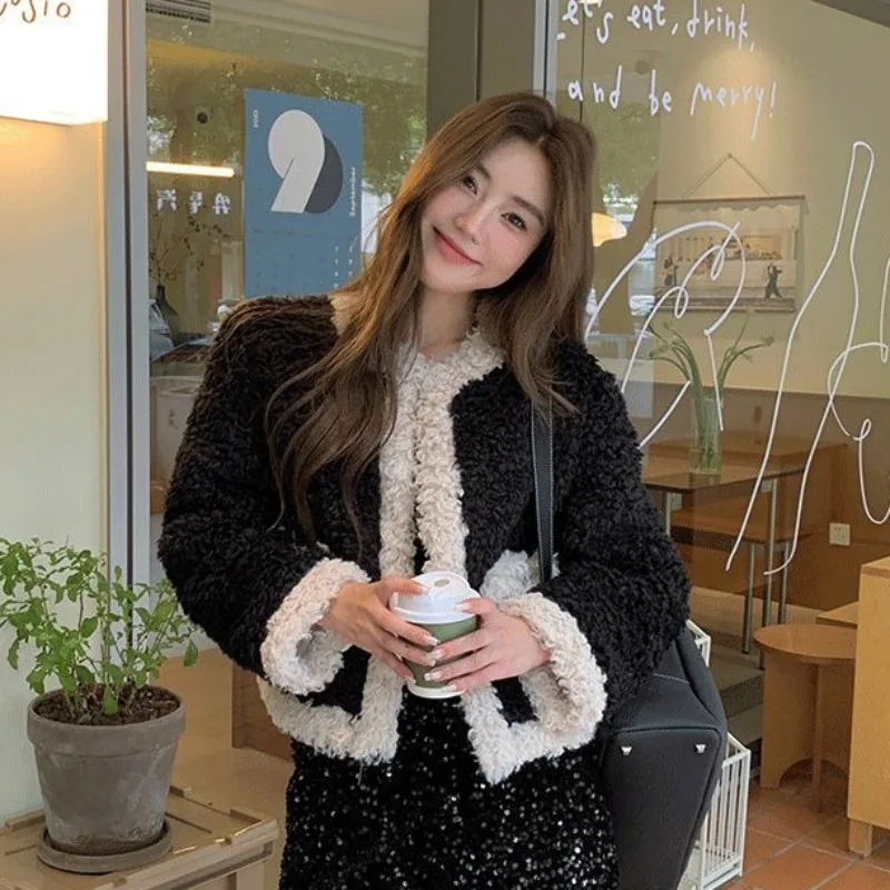 2023 Winter New Women Faux Fur Coat Female Short Temperamental Lamb Wool Round Neck Outwear Fashion Stitching Thickening Outcoat