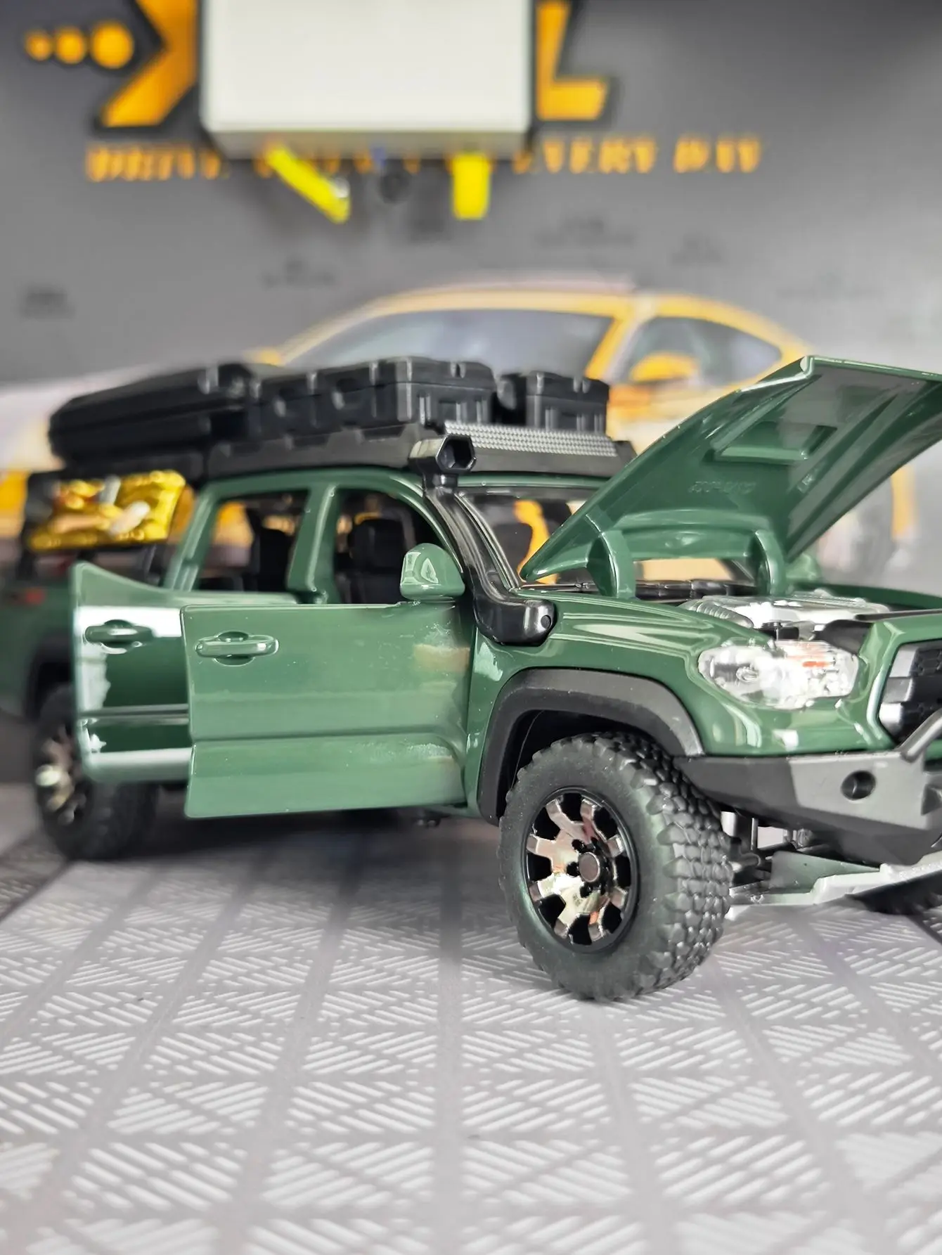 

1:32 Tacoma Travel Camping Edition alloy car model ornaments turned to acousto-optic openable toy boy gifts