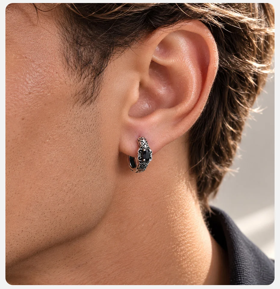 Vnox Herren-Ohrringe, schwarze Zirkonia-Huggie-Creolen, antike, geschnitzte Kupfer-Ohrringe, Retro-Gothic-Punk-Ohrringe für Herren, ein Geschenk für Männer. – Detail 2