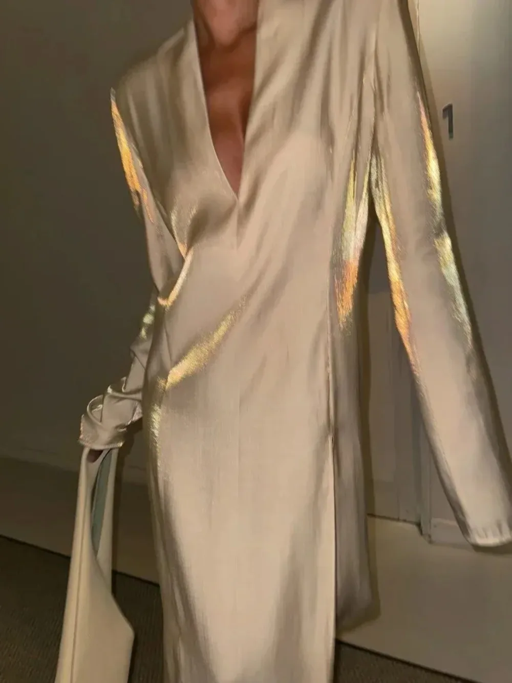 2025 moda de verano nuevo vestido elegante de mujer dorado brillante con cuello en V dividido Sexy estilo callejero levante vestido largo