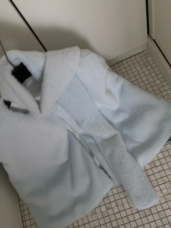 لينة Sle فروي ملابس خارجية المرأة فضفاضة تناسب معطف الشتاء الأزرق 2025 العصرية التخسيس تنوعا القلنسوة Ne معطف السيدات Faion