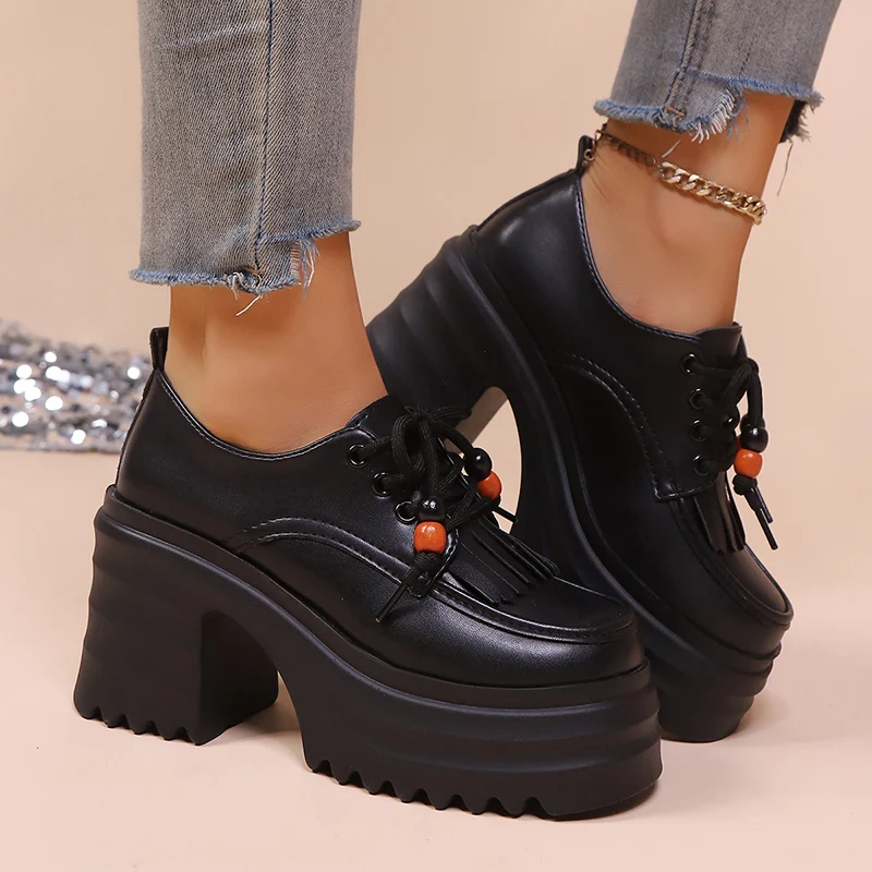 

Женские модные короткие сапоги на массивном высоком каблуке, женская осенне-зимняя обувь на платформе и высоком каблуке, женские ботильоны с кисточками и декором на толстой подошве