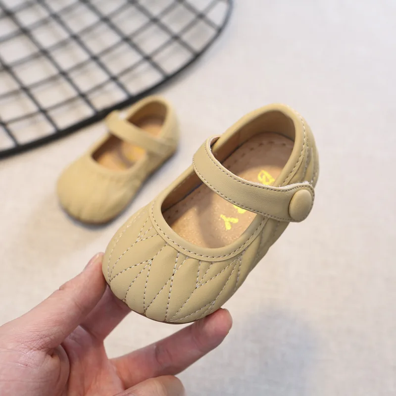 Zapatos de cuero antideslizantes para niñas, zapatillas de soja informales a la moda, con fondo suave, para otoño, 2024