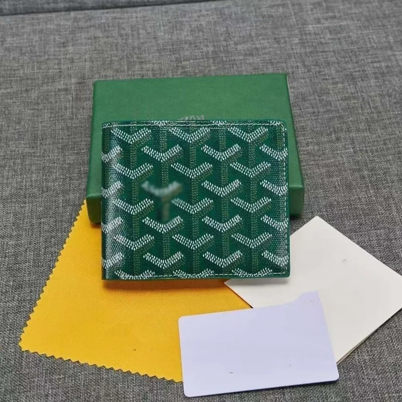 

The vintage card case makes a graceful appearance. Its delicate leather is lightweight and easy to match