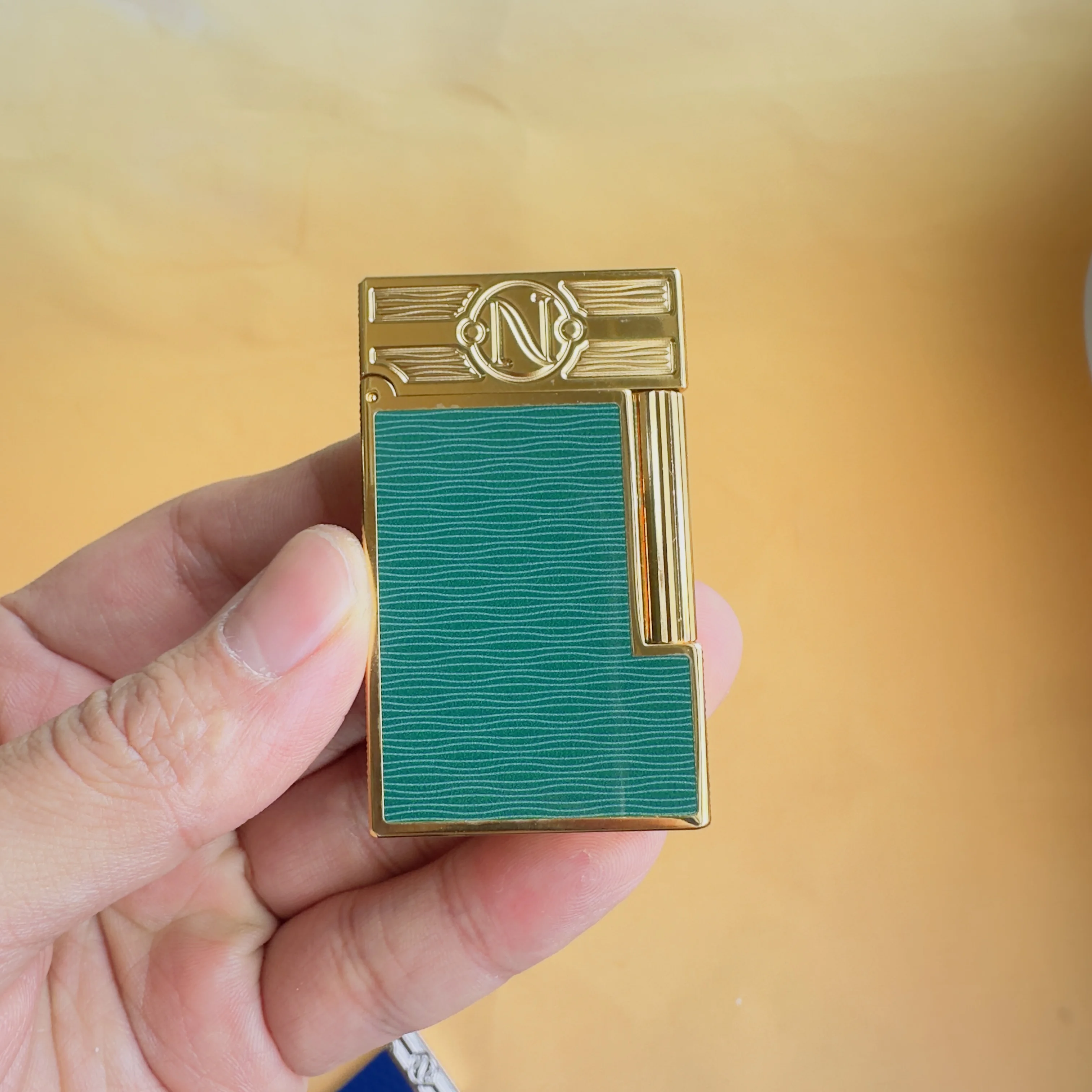 

An SD-branded custom luxury lighter, featuring a crisp and melodious ignition click—the perfect gift for men. Accessories includ