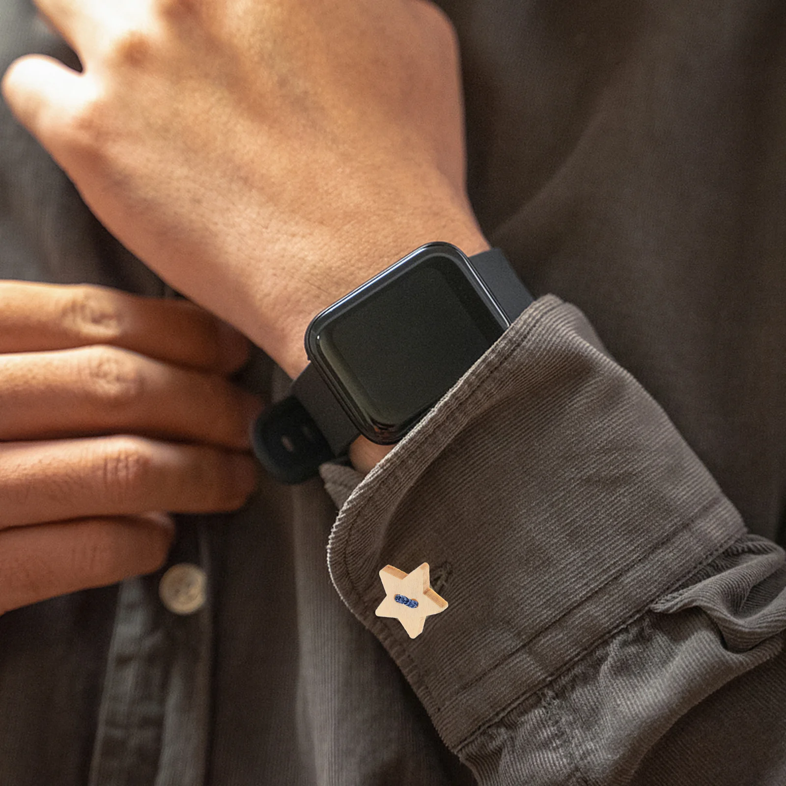 

200Pcs Wooden Buttons Natural Wood Star Shaped Two Holes Ideal for Knitting Sewing Scrapbook Embellishments Wooden Buttons