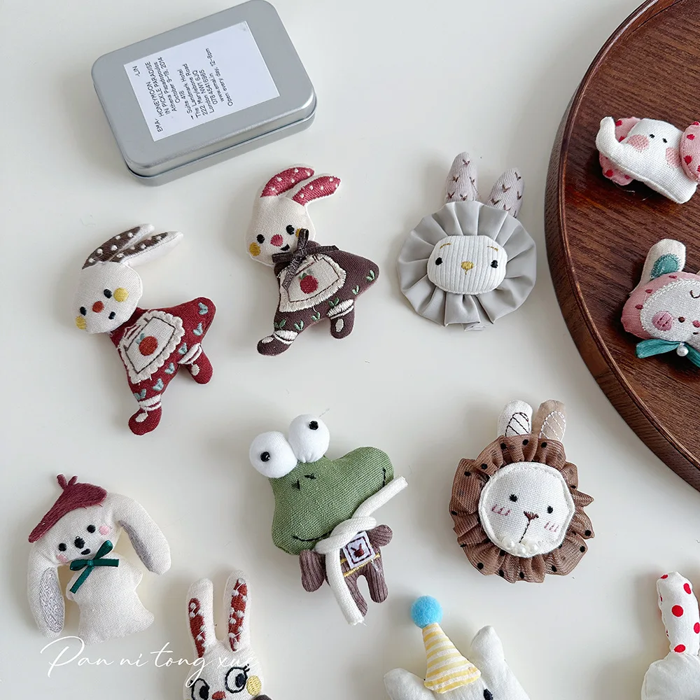 

Милая плюшевая брошь-кролик-лягушка ручной работы, мягкая игрушка-значок для шляпы, сумки, аксессуар для волос, украшение для рукоделия, тканевая брошь-декор