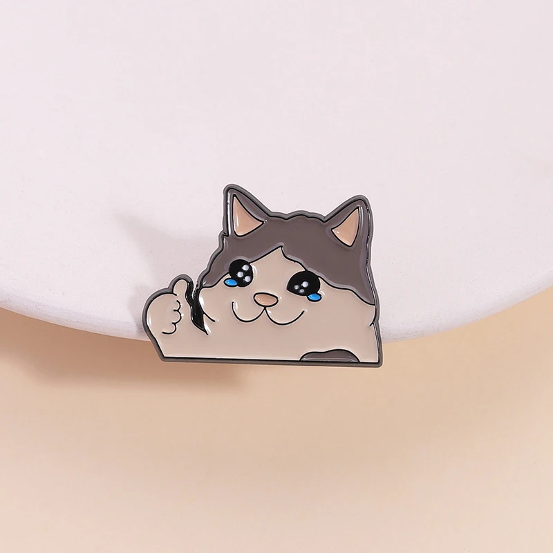 الإبهام حتى البكاء القط المينا دبوس Kawaii روح الدعابة الحيوان بروش التلبيب على ظهره شارة مضحك مجوهرات هدايا لمحبي القط الأصدقاء
