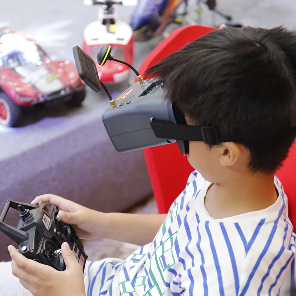 

FPV Goggles 008D 5.8G 40CH 4.3Inch Video Headset HD DVR Diversity With Battery for EV800D RC FPV Racing Drone Micro BWhoop Drone